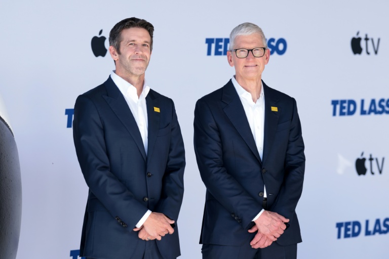 John Ternus (g) et Tim Cook assistent à la première de la saison 4 de la série 
