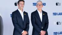 John Ternus (g) et Tim Cook assistent à la première de la saison 4 de la série "Ted Lasso" d'Apple TV, le 27 juillet 2026 à Los Angeles, en Californie