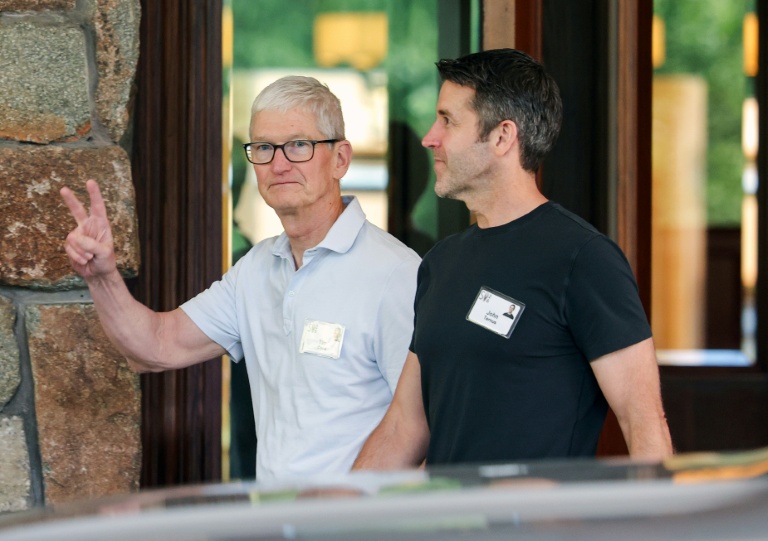 John Ternus (g) et Tim Cook, le 7 juillet 2026 à Sun Valley, en Californie