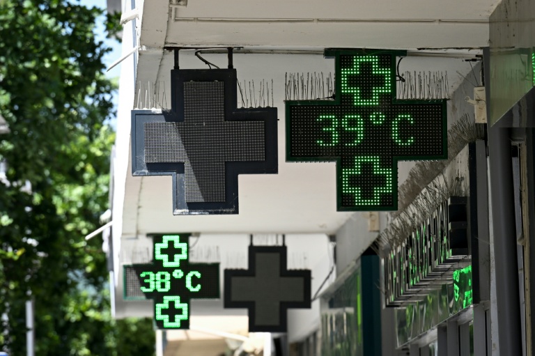 Un thermomètre de pharmacie affiche une température de 39°C à Thionville, dans le nord-est de la France, le 26 juin 2026 pendant un épisode de canicule en France et en Europe
