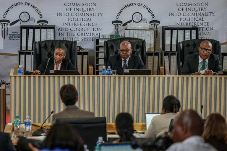 Les trois membres de la commission d'enquête Madlanga durant une audition, le 24 août 2026 à Pretoria, en Afrique du Sud