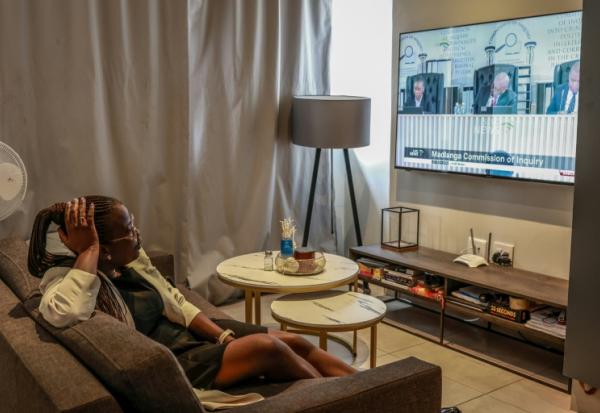 Mulumbwa Luchen regarde une audition de la commission d'enquête Madlanga, le 9 septembre 2026 à  Sunninghill, en Afrique du Sud
