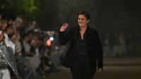 Maria Grazia Chiuri (c), directrice artistique de Dior, salue le public à la fin du défilé de la collection Dior Femme Croisière 26 à la Villa Albani Torlonia, à Rome, le 27 mai 2025