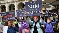 Manifestation du collectif féministe Nous Toutes contre une pièce où joue Patrick Bruel  devant le théâtre Edouard VII à Paris le 3 juin 2026