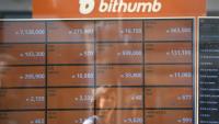 Un écran affiche les taux de change des cryptomonnaies de la plateforme Bithumb, à Séoul, le 20 juin 2018
