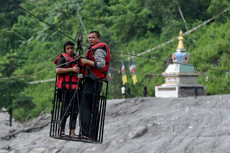 Des habitants traversent la rivière Trishuli avec une tyrolienne récemment installée à Bidur, au Népal, le 2 septembre 2026