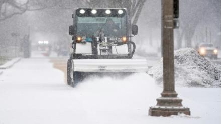 Chasse-neige dans une rue de Washington DC lors d'une tempête hivernale, le 16 janvier 2022