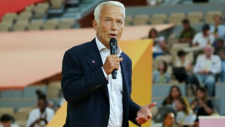 Le président du Medef Patrick Martin avant le début des débats entre sept candidats à la présidentielle organisé par l'organisation patronale, le 27 août 2026 à Paris