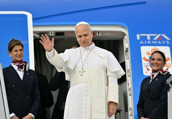 Le pape Léon XIV embarque à bord de son avion à destination d'Alger à l'aéroport de Fiumicino à Rome, le 13 avril 2026