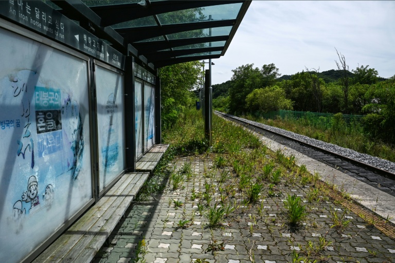 Le quai de la gare de Baengmagoji, qui fait l'objet d'un projet de rénovation, dans la ville sud-coréenne de Cheorwon, près de la zone démilitarisée séparant les deux Corée, le 10 août 2026 