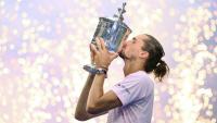 Alexander Zverev embrasse le trophée de l'US Open après sa victoire en finale contre l'Américain Ben Shelton, le 13 septembre 2026