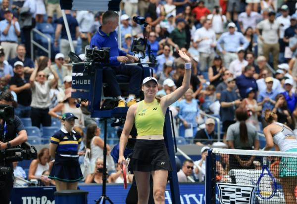 La joueuse du Kazakhstan et future N.1 mondiale Elena Rybakina salue la foule de l'US Open après sa victoire en quart de finale contre la Chinoise Zheng Qinwen le 9 septembre 2026