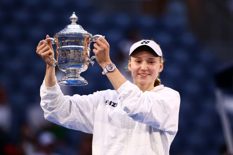 La Kazakhstanaise Elena Rybakina brandit le trophée après avoir remporté la finale de l'US Open face à la Bélarusse Aryna Sabalenka, à New York, le 12 septembre 2026