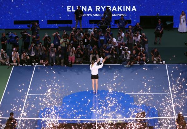 La Kazakhstanaise Elena Rybakina brandit le trophée après avoir remporté la finale de l'US Open face à la Bélarusse Aryna Sabalenka, à New York, le 12 septembre 2026
