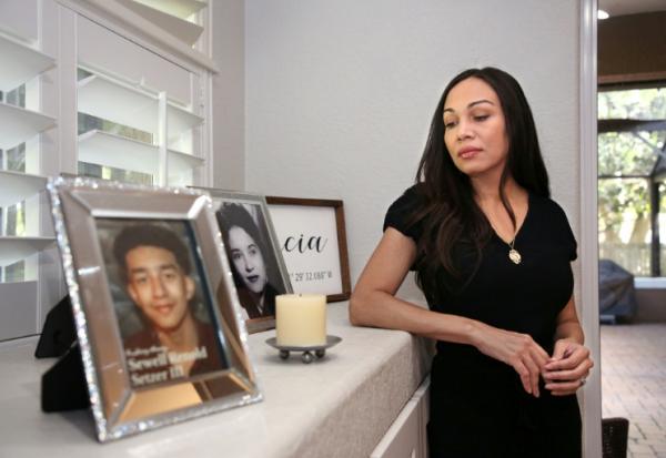 Megan Garcia à côté d'une photo de son fils qui s'est suicidé, le 9 octobre 2025 à Orlando, en Floride, aux Etats-Unis