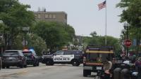 Des policiers bloquent les rues de Highland Park, dans le nord des Etats-Unis, où un tireur a fait au moins six morts le 4 juillet 2022