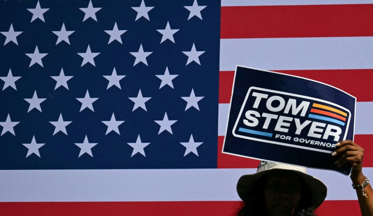 Des supporters de Tom Steyer, candidat démocrate à l’élection du gouverneur de Californie, brandissent des écriteaux le soutenant pendant l’un de ses discours de campagne à Los Angeles, le 31 mai 2026