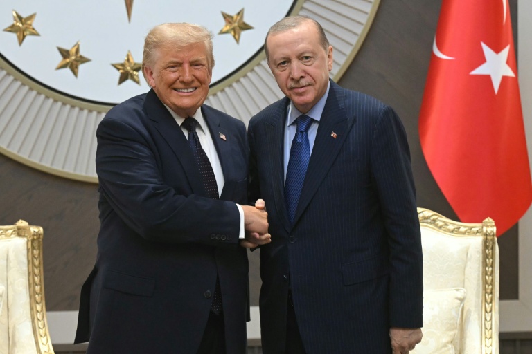 Le président américain Donald Trump (g) accueilli par le président tuc Recep Tayyip Erdogan à son arrivée à la base aérienne d'Etimesgut, près d'Ankara, le 7 juillet 2026, avant de participer au 36e sommet des chefs d'État et de gouvernement de l'Otan
