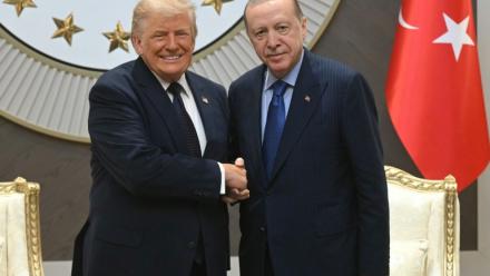 Le président américain Donald Trump (g) accueilli par le président tuc Recep Tayyip Erdogan à son arrivée à la base aérienne d'Etimesgut, près d'Ankara, le 7 juillet 2026, avant de participer au 36e sommet des chefs d'État et de gouvernement de l'Otan