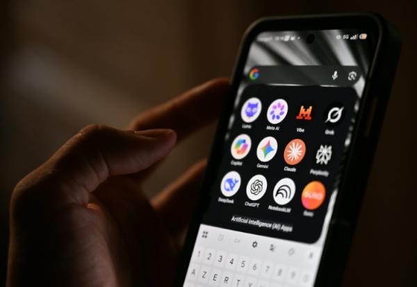 Les icônes des principales applications basées sur l'intelligence artificielle, modèles de langage (LLM), agents conversationnels et outils d'IA générative, sur un écran de smartphone, le 15 juillet 2025 près de Paris