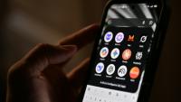 Les icônes des principales applications basées sur l'intelligence artificielle, modèles de langage (LLM), agents conversationnels et outils d'IA générative, sur un écran de smartphone, le 15 juillet 2025 près de Paris