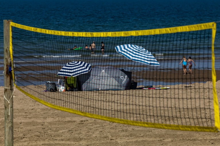Des touristes sur la plage à Villers-sur-Mer, dans le Calvados, le 26 août 2026