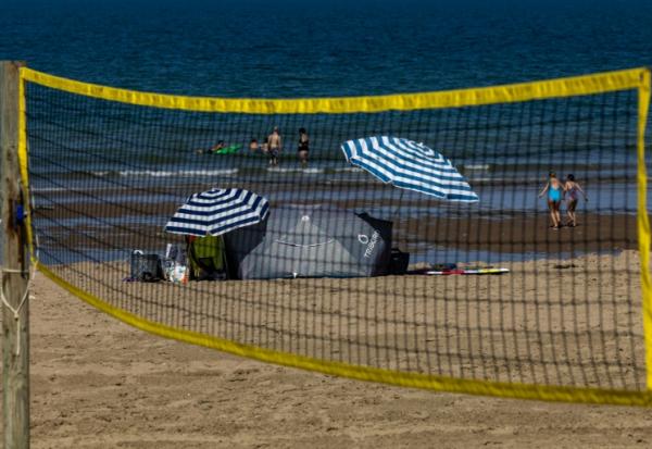 Des touristes sur la plage à Villers-sur-Mer, dans le Calvados, le 26 août 2026