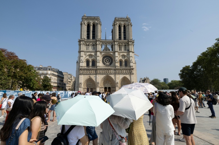 Une longue file de touristes devant la cathédrale Notre-Dame de Paris, à Paris le 25 juillet 2026