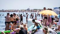 Des centaines de personnes essaient de se rafraîchir sur la plage d'Amager à Copenhague, le 27 juin 2026