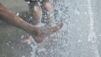 Des gens se rafraîchissent les pieds dans une fontaine de Berlin, le 28 juin 2026 