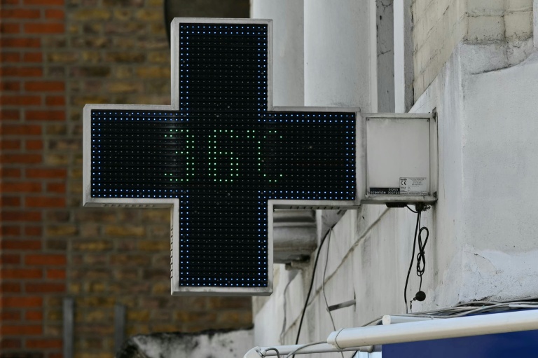 La croix d'une pharmacie affiche 36°C à Londres le 24 juin 2026