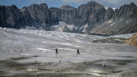 Les glaciers des Alpes devraient continuer à perdre de la masse au cours de ce siècle, quel que soit le scénario d'émissions envisagé, selon un rapport de l'institut européen Copernicus.