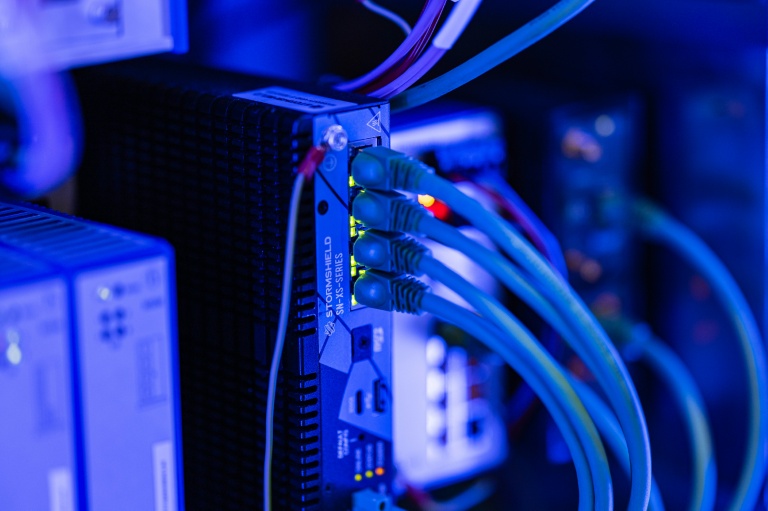 Des solutions de mise en réseau en cybersécurité pilotées par l'IA présentées lors de la 18e édition du forum InCyber dédié à la cybersécurité, au Grand palais de Lille, le 1er avril 2026