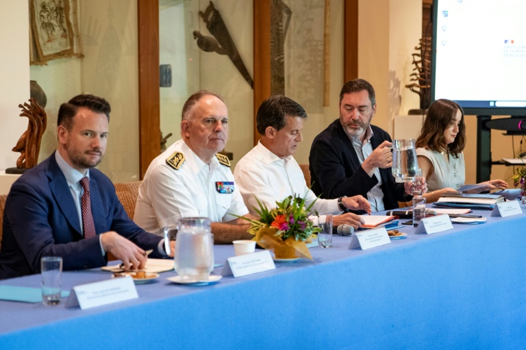 Le haut-commissaire pour la Nouvelle-Calédonie Louis Le Franc (2eg), le ministre des Outre-mer Manuel Valls (c) et le conseiller spécial du Premier ministre Eric Thiers (2e d) assistent à une séance plénière sur l'avenir institutionnel du territoire à Nouméa, le 2 mai 2025 en Nouvelle-Calédonie
