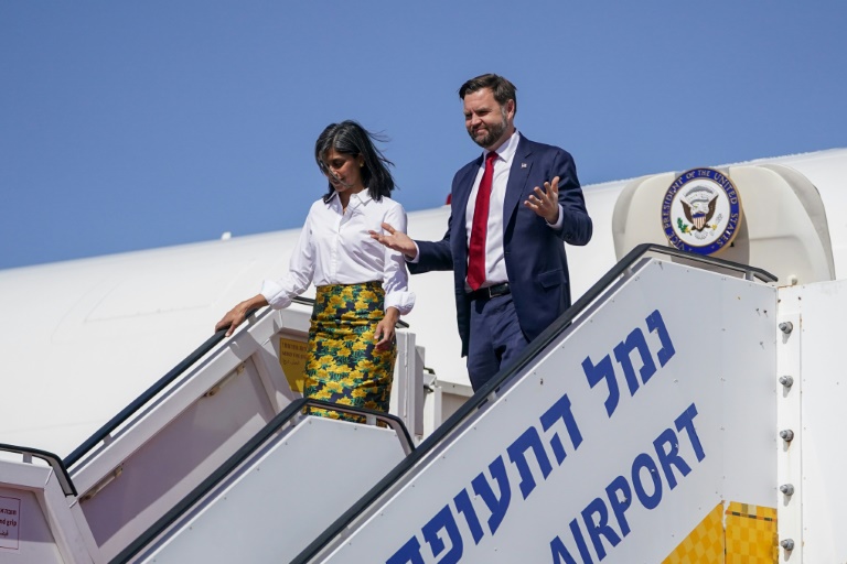 Le vice-président américain JD Vance (D) et son épouse Usha Vance à leur arrivée à l'aéroport de Tel-Aviv, le 21 octobre 2025