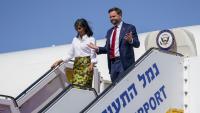 Le vice-président américain JD Vance (D) et son épouse Usha Vance à leur arrivée à l'aéroport de Tel-Aviv, le 21 octobre 2025