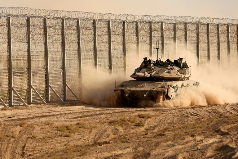 Un tank israélien circule le long de la barrière séparant Israël de la bande de Gaza le 21 octobre 2025.