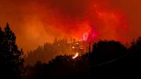 Photo prise le 7 août 2026 et diffusée le lendemain par le Service canadien de la faune de Colombie-Britannique montrant des pompiers luttant contre un incendie de forêt près de Summerland, dans l’ouest du Canada