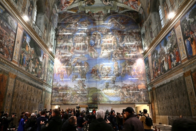 Des journalistes lors d'une visite de la chapelle Sixtine, où la célèbre fresque du Jugement dernier de Michel-Ange a connu sa plus importante restauration depuis plus de trente ans, le 28 février 2026 au Vatican