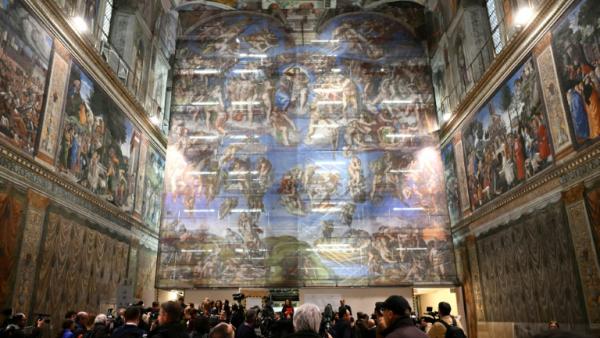 Des journalistes lors d'une visite de la chapelle Sixtine, où la célèbre fresque du Jugement dernier de Michel-Ange a connu sa plus importante restauration depuis plus de trente ans, le 28 février 2026 au Vatican