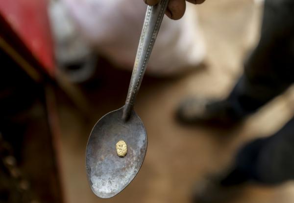 Une pépite d'or extraite d'une mine artisanale, à El Dorado, au Venezuela, le 25 mai 2025