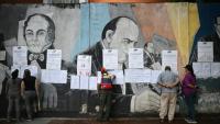 Des électeurs regardent les listes électorales devant un bureau de vote à Caracas, lors des élections pour élire députés et gouverneurs, le 25 mai 2025 au Venezuela