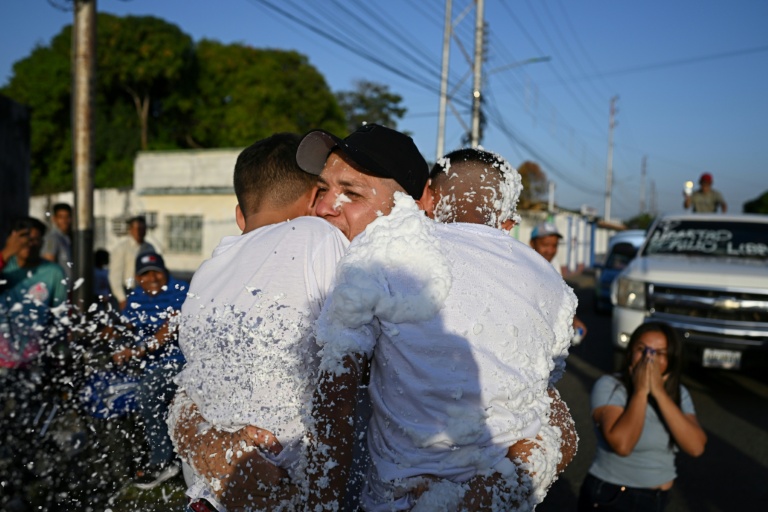 Reinardo Morillo retrouve ses enfants chez lui à San Fernando de Apure, dans l'ouest du Venezuela, après sa libération en vertu de la loi d'amnistie