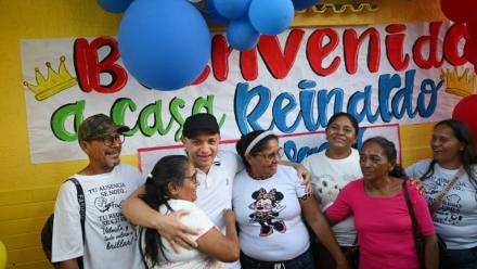 Reinardo Murillo accueilli chez lui par sa famille à son retour chez lui à San Fernando de Apure, le 26 février 2026,  après sa libération en vertu d'une loi d'amnistie au Venezuela