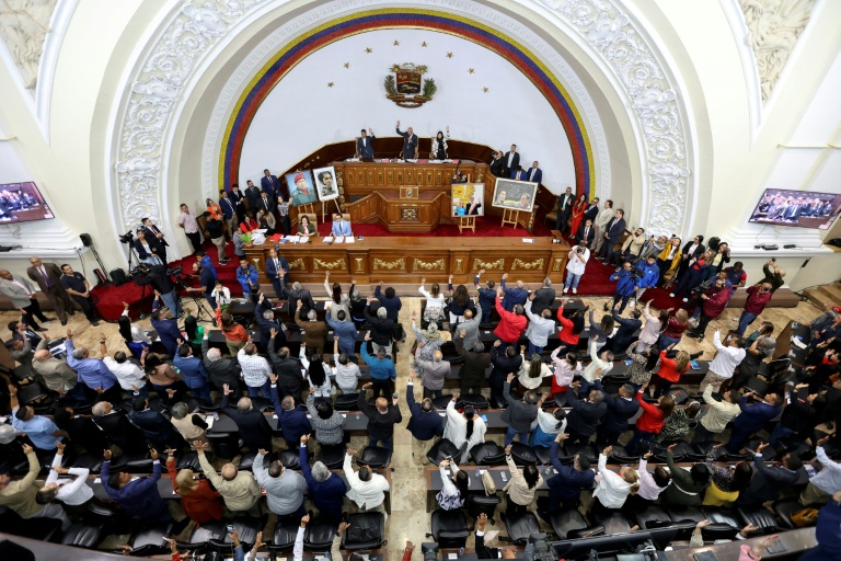 Les membres de l'Assemblée nationale du Venezuela votent en faveur du projet de loi d'amnistie proposé par la présidente par intérim, Delcy Rodríguez, le 5 février 2026 à Caracas