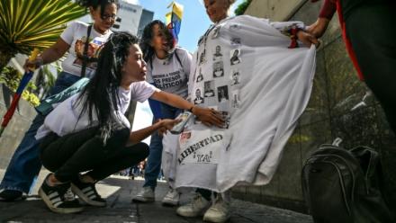 Manifestation pour la libération des prisonniers politiques devant les bureaux des Nations Unies à Caracas, le 18 février 2026