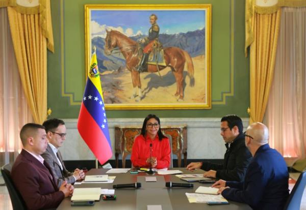 Image fournie par la présidence vénézuélienne montrant la présidente par intérim, Delcy Rodriguez (c), entourée de ministres, au palais de Miraflores, à Caracas, le 19 janvier 2026