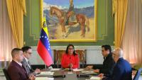 Image fournie par la présidence vénézuélienne montrant la présidente par intérim, Delcy Rodriguez (c), entourée de ministres, au palais de Miraflores, à Caracas, le 19 janvier 2026