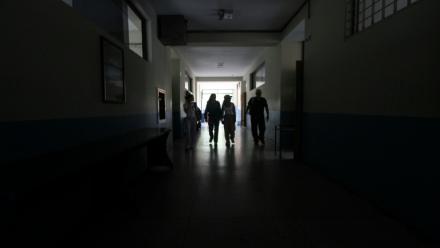 Des étudiants marchent dans un couloir sombre à l’université Los Andes, à San Cristóbal, dans l’État de Táchira, à la frontière avec la Colombie, le 11 septembre 2026. Les habitants  en ont assez des coupures de courant quotidiennes.
