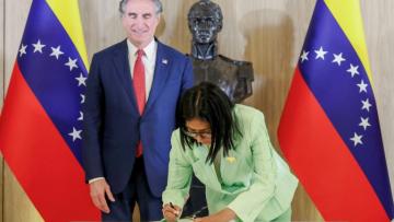 Photo diffusée par le bureau de presse de la présidence vénézuélienne montrant la présidente par intérim du Venezuela, Delcy Rodriguez (d) et le ministre américain à l'Intérieur, Doug Burgum, au palais présidentiel de Miraflores, le 5 mars 2026 à Caracas